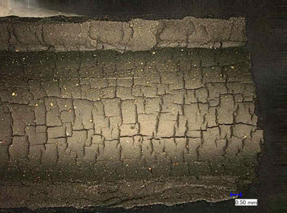 Bild 1: Blick auf die Innenseite eines EPDM-Warmwasserschlauches mit starker Rissbildung